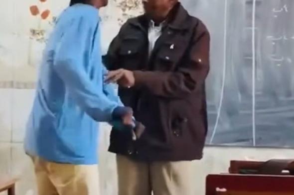 شاهد بالفيديو.. أسرة الطالب الذي رقص أمام معلمه تقدم إعتذار رسمي للشعب السوداني: (مراهق ولم نقصر في واجبنا تجاهه وما قام به ساتي غير مرضي)