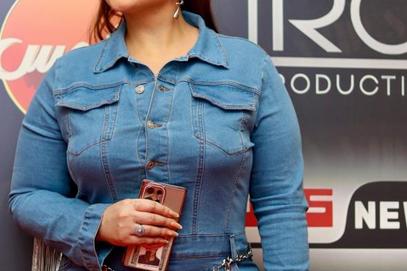 شاهد بالفيديو.. حسناء الفن السوداني “مونيكا” تثير الجدل بعد ظهورها بفستان فاضح خلال تكريمها في مهرجان سوبر ستار العرب بالقاهرة