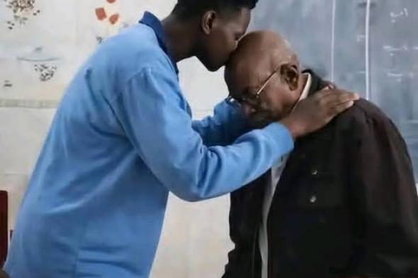شاهد بالصورة.. الطالب “ساتي” يعتذر ويُقبل رأس معلمه ويكسب تعاطف الآلاف