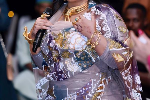 شاهد بالفيديو.. الفنانة هدى عربي تبدأ العام الجديد بوصلة رقص مثيرة خلال حفل أحيته بالقاهرة