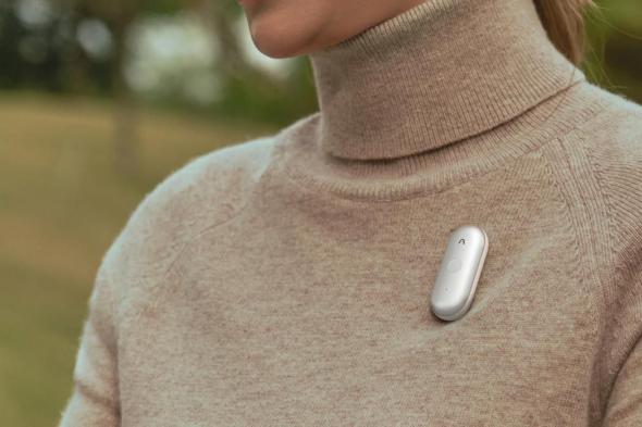 تكنولوجيا: Plaud تعلن عن NotePin S جهاز تسجيل ذكي بوزن 17 جرامًا فقط #CES2026