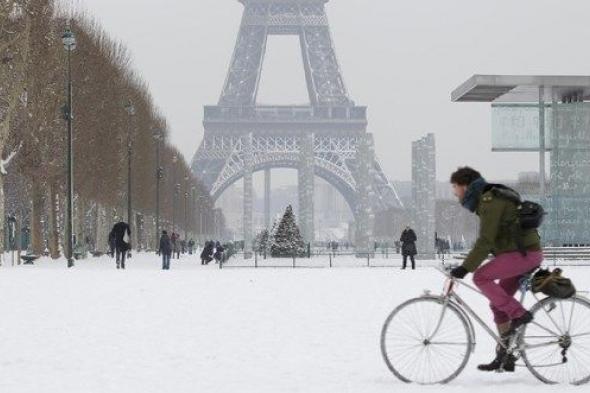 فرنسا تطلب إلغاء رحلات بمطارين بعد تساقط الثلوج
