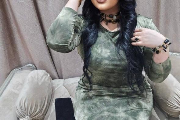 شاهد بالفيديو.. “لون الهدوء والنقاء والتجدد” المطربة السودانية الحسناء أفراح عصام تستعرض جمالها داخل محلها التجاري بالقاهرة بإطلالة أنيقة