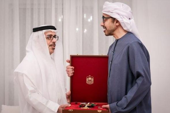 رئيس الدولة يمنح محمد سلطان السويدي وسام زايد الثاني من الطبقة الأولى