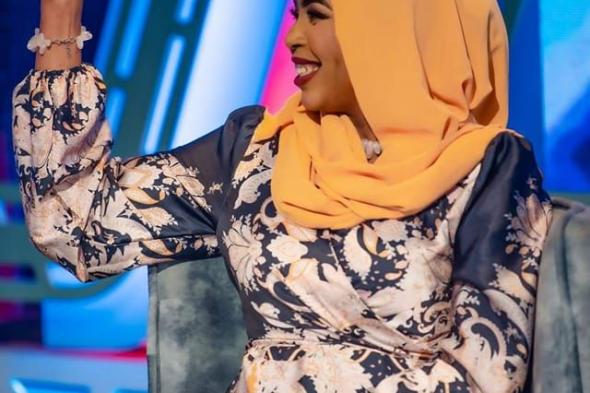 شاهد بالفيديو.. الفنانة إنصاف فتحي تكسب احترام الجميع بعد ظهورها وهي تغني وسط النازجين بمعسكر أزهري المبارك بالشمالية