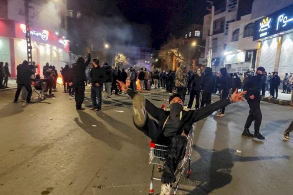 رصاص ودماء في شوارع إيران الغاضبة