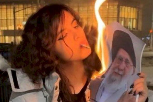 عاجل: فتيات إيران يشعلن السجائر بصورة محترقة لخامنئي