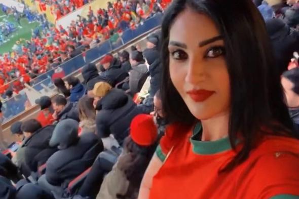 شاهد بالصور.. المذيعة تسابيح خاطر تشجع المغرب أمام السنغال من المدرجات وتعلق: (أفضل منتخب عربي) والجمهور يسخر: (أكبر كج في الوطن العربي دعمتي أم كعوكات وسقطوا وشجعتي المغرب خسرت)