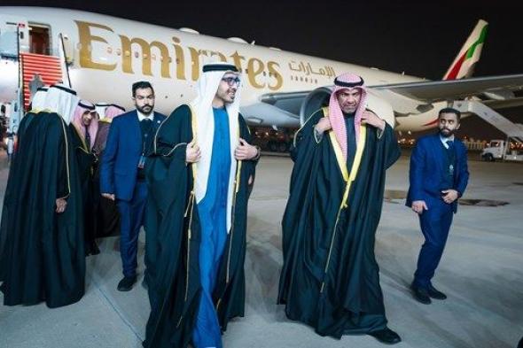 عبدالله بن زايد يصل إلى الكويت في زيارة عمل