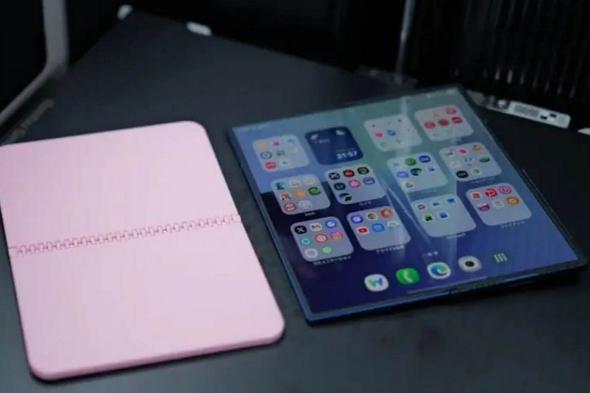 تكنولوجيا: تصميم تخيلي لهاتف iPhone Fold يظهر بجانب Galaxy Z Fold7 وGalaxy Z TriFold وHuawei Pura X