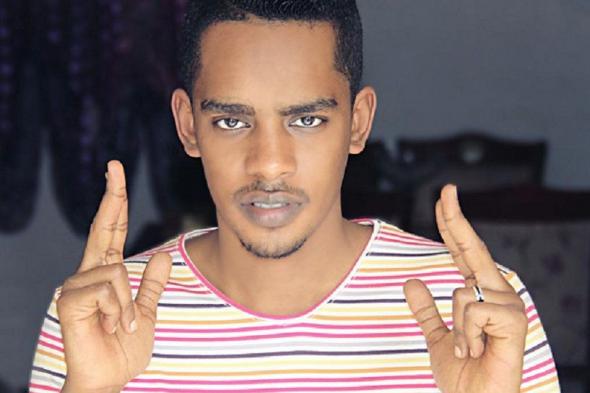 شاهد بالفيديو.. بعد أن استغل الطائرة متوجهاً إلى القاهرة.. الفنان شريف الفحيل يتفاجأ بنفسه داخل أحد الفنادق في النمسا