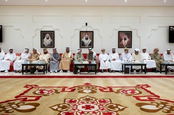 هزاع بن زايد يقدم واجب العزاء في وفاة الشيخة مريم محمد سالمين رحمه الشامسي