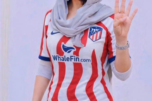 شاهد بالصورة.. ظهرت بشعار أتلتيكو مدريد وهي تلوح بالرقم 4!! هل قصدت المذيعة السودانية سهام عمر السخرية من برشلونة بعد الهزيمة المذلة؟