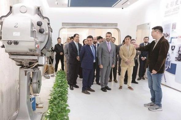 سلطان بن أحمد يزور استوديوهات وحديقة شنغهاي السينمائية