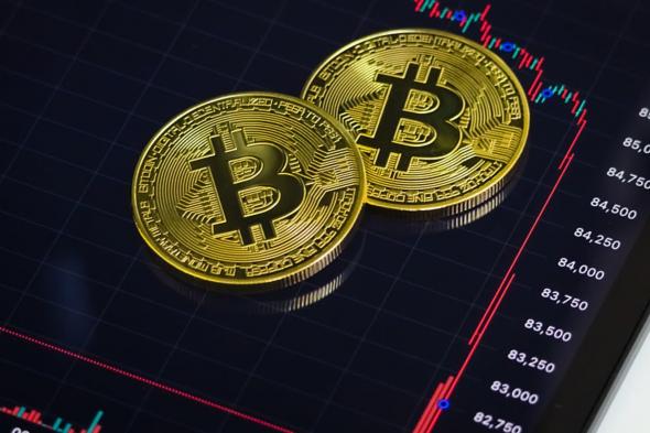 تراجع سعر البيتكوين مستمر…لكن حاملي العملة على المدى الطويل والمعدّنين يواصلون الدعم