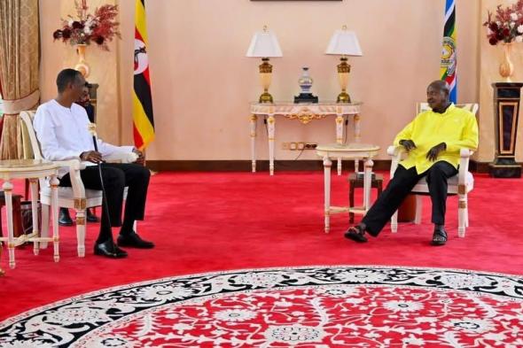 شاهد بالصور.. الرئيس الأوغندي موسفيني يستقبل حميدتي بــ”الشبشب”