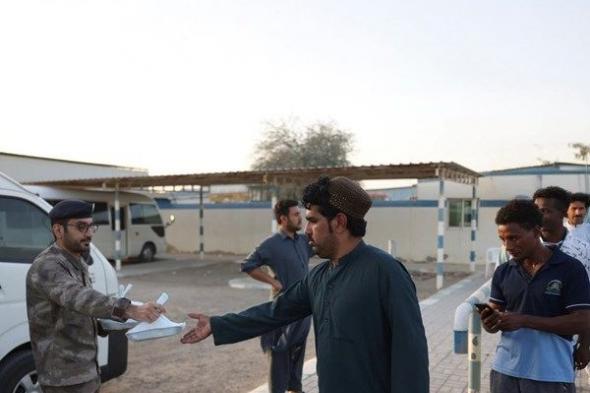 شرطة أبوظبي توزّع وجبات إفطار صائم للعمال في مدينة زايد بالظفرة