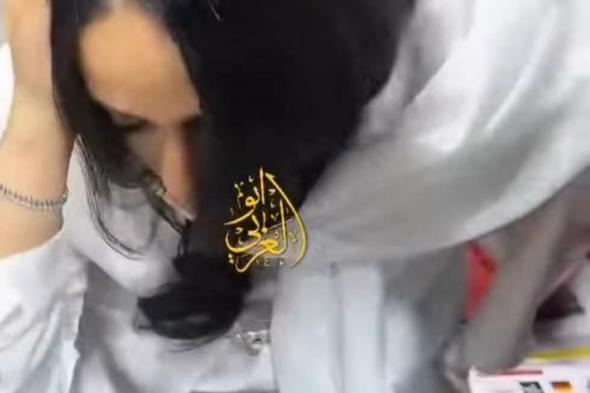 شاهد بالصورة والفيديو.. المودل آية أفرو تنهار وتسقط على الأرض في احتفال سوداني بالسعودية وشباب يمسكوا بها ويقودوها للسيارة