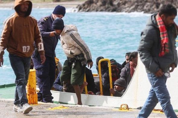 مصرع مهاجرين في انقلاب قارب بالمياه اليونانية