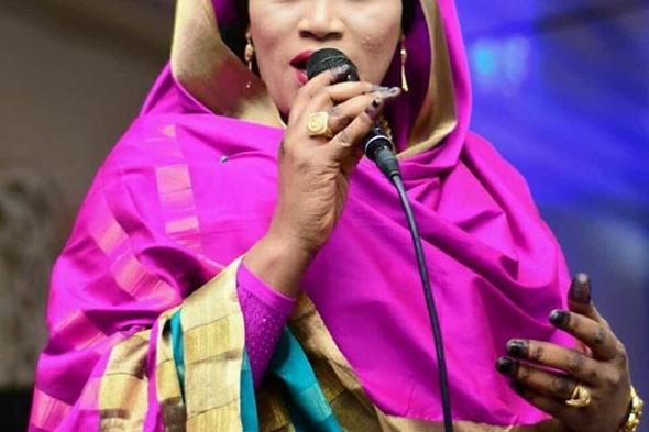 شاهد بالفيديو.. الفنانة إنصاف مدني تعبر عن غضبها من ظاهرة خطف الأطفال لأموال النقطة من المطربين: (الأمهات بحرشوهم واتكلمت مع واحدة منهم)