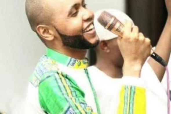 شاهد بالفيديو.. الفنان سجاد بحري يحصل على “نقطة” بالدولار أثناء إحيائه حفل زواج سوداني بالقاهرة