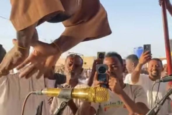 شاهد بالصورة والفيديو.. جنون الطمبور.. سوداني يعلق نفسه أعلى “صيوان” الفرح تفاعلاً مع أغنيات مطرب الحفل