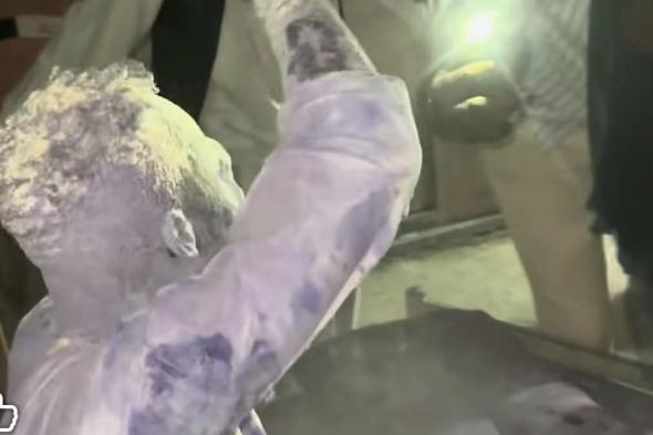 شاهد بالصورة والفيديو.. في تقليعة جديدة.. شباب سودانيون يلطخون صديقهم العريس ووزيره بــ”ظهر الصابون” و”البودرة”