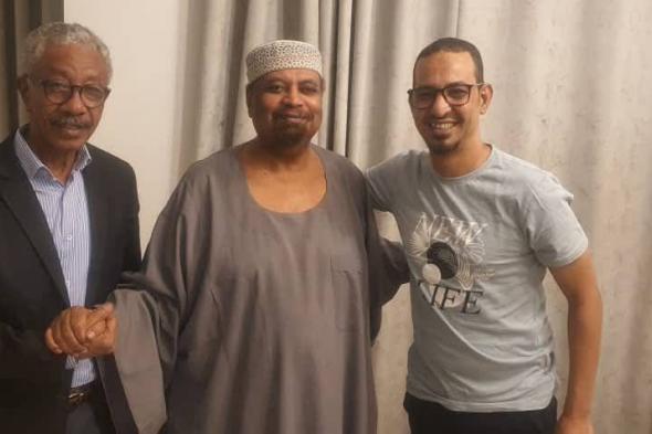 بالصورة.. الصحفي السوداني الشهير حسين خوجلي يستعيد بصره وسط سعادة أصدقائه ومتابعيه: (عودة البصر لصاحب البصيرة والوان وحمدا لله على السلامة أبو ملاذ)