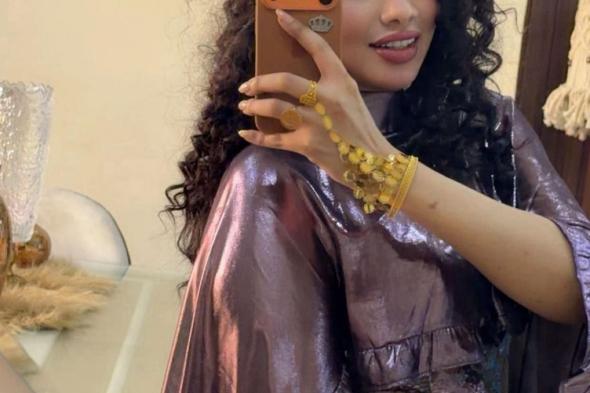 شاهد بالصورة.. فاتنة الإعلام السوداني تخطف الأضواء بأحدث إطلالة لها والجمهور يطيل الغزل في جمالها: (يا دووب كدة عيدنا)