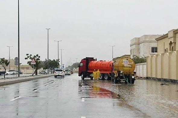 الخدمات العامة برأس الخيمة تواصل جهودها للتعامل مع تداعيات الحالة الجوية