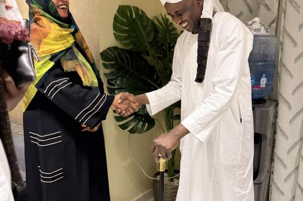 شاهد بالفيديو.. التيكتوكر “تجاني كارتا” يزور الفنانة مروة الدولية في منزلها ويطالبها بالعدول عن قرار الاعتزال: (لن أتزوج ولن أكمل ديني لو ما غنيتي في عرسي)