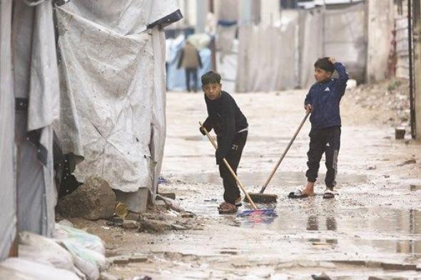 غرق مئات الخيام جراء الأمطار الغزيرة في غزة