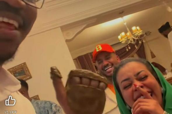 شاهد بالصور والفيديو.. الفنانة إيمان الشريف تضع “الحنة” لناشط معروف والأخير يسخر منها: (عملت لي أصبعي زي الطربوش)