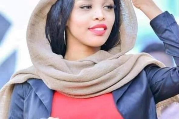 شاهد بالفيديو.. بفستان مثير للجدل.. المطربة رؤى محمد نعيم تدخل في وصلة رقص مثيرة مع الراقص الشهير “موردة”