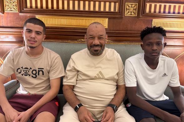 شاهد بالصورة والفيديو.. رئيس المريخ السابق يفجر مفاجأة كبيرة بخصوص المحترف الجزائري المنضم للمنتخب السوداني ويعد بضم محترفين أفارقة لصقور الجديان