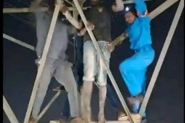 شاهد بالصور والفيديو.. تسبب في انقطاع التيار الكهربائي عن أم درمان.. شاب سوداني يصعد أعلى الأبراج العالية ويهدد بالسقوط إذا لم يزوجوه من حبيبته “عبير”