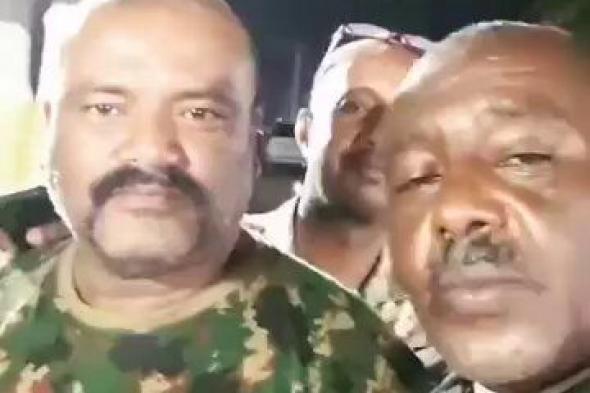 شاهد بالفيديو.. ظهر معه في الصفوف الأمامية.. مواطن سوداني يكذب جنود المليشيا الذين زعموا اعتقالهم العميد محمد منصور قائد “الكرمك”