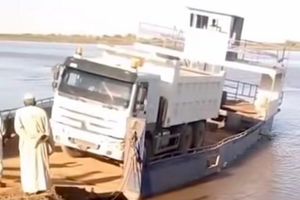 شاهد بالفيديو.. في مشهد حبس الأنفاس.. غرق شاحنة داخل النيل بإحدى القرى السودانية وسائقها ينجو بإعجوبة بعدما قفز داخل المياه في اللحظات الأخيرة