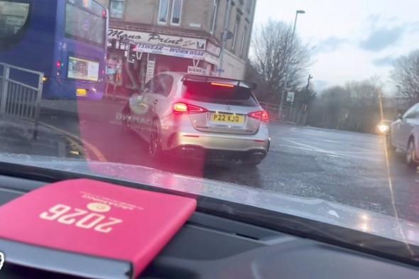 شاهد بالصورة والفيديو.. ظهور علم السودان على ظهر سيارة بأحد شوارع مدينة “غلاسكو” الأسكتلندية