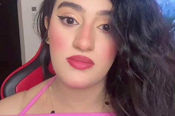 شاهد بالفيديو.. بفستان مثير المودل آية أفرو تنصح النساء بطريقة ساخرة: (الرجل مثل العصفور إذا مسكتي شديد بموت ولو فكيتي بطير والحل الوحيد تنتفي ريشه)