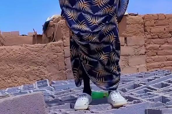 بالصورة والفيديو.. على طريقة عاشق “عبير”.. فتاة سودانية تصعد مكان مرتفع بمنزلها وترفض النزول دون تنفيذ مطالبها..شاهد رد فعل والدتها!!