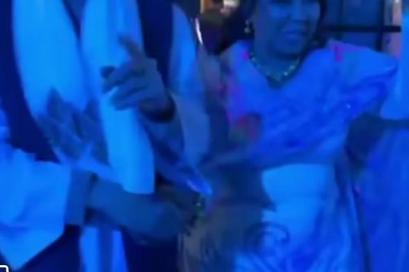 شاهد بالفيديو.. في ظهور مثير.. رجل يمسك بيد الفنانة هدى عربي كأنه عريسها ويدخل بها لقاعة الفرح والشائعات تلاحق السلطانة هل هو زوجها؟