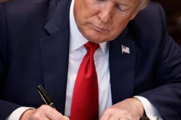 السياسة تدخل جيب العالم بتوقيع ترمب على الدولار
