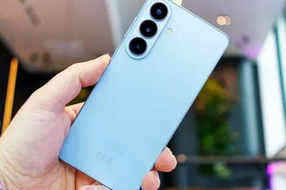 تكنولوجيا: هاتف Galaxy S26 من سامسونج يحصل على إصدار أساسي جديد بسعر أرخص للشركات