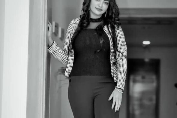 شاهد بالفيديو.. نجمة السوشيال ميديا السودانية هبة الجندي تعود للظهور بعد غياب طويل بتقرير إخباري عن الأحداث السودانية وتطورها