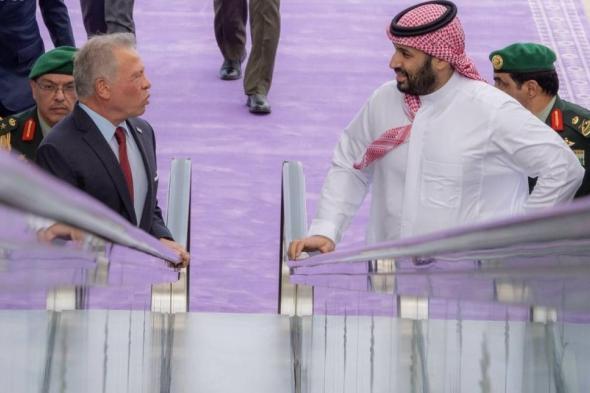 ملك الأردن يصل إلى جدة وولي العهد في مقدمة مستقبليه