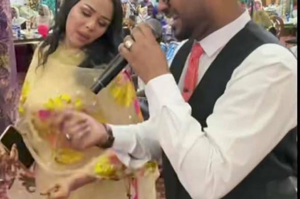 شاهد بالصورة والفيديو.. حسناء سودانية تقتحم المسرح وتدخل في وصلة رقص مثيرة مع المطرب عثمان بشة خلال حفل بالقاهرة