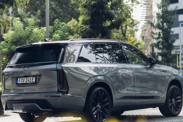 كاديلاك VISTIQ لعام 2026: رفاهية كهربائية بثلاثة صفوف أم محاولة لملء الفراغ بين العمالقة؟