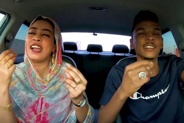 شاهد بالصورة والفيديو.. ضحكات ومزاح بين الفنانة إيمان الشريف و “البرنس” في لقاء داخل سيارة الأخير