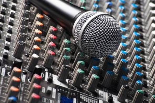 شاهد بالفيديو.. شاب سوداني يثير غضب الجمهور ويفاجئ مطربة الحفل بوصلة رقص فاضحة هز فيها جسمه بطريقة مثيرة